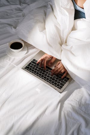 Notebook v posteli