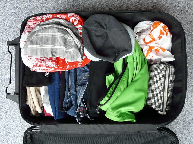 oblečení v kufru